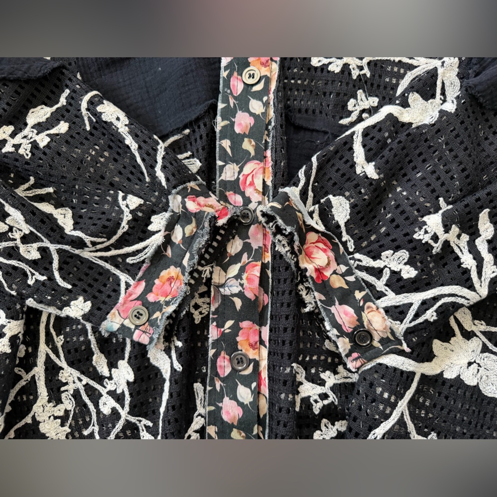 ✨NWT- POL Carly Crochet Patchwork Laser Cut Floral Button down shirt size large - Picture 8 of 10